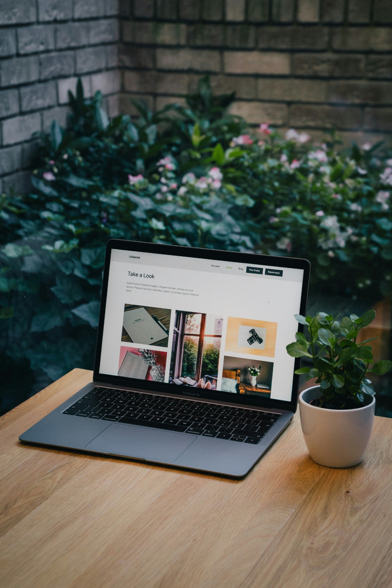 Laptop met website mockup